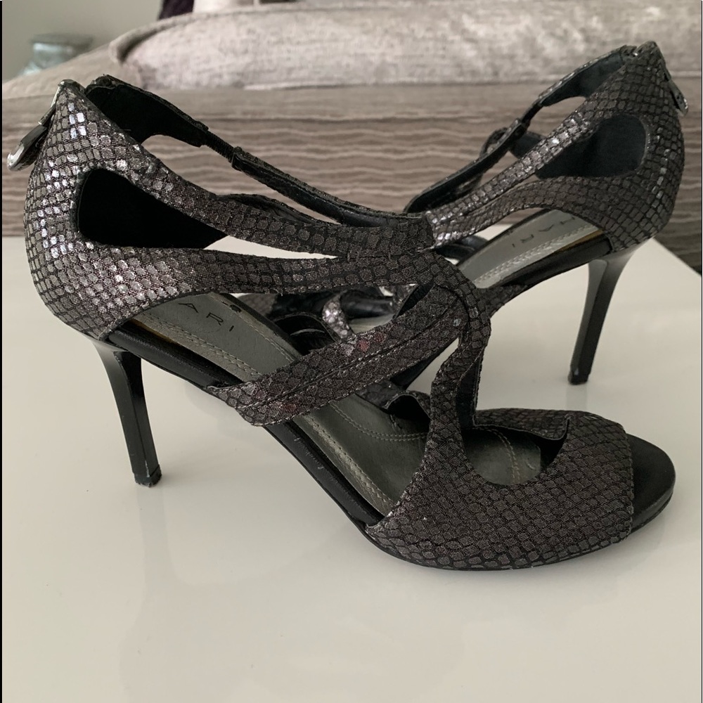 💜⬇️⬇️TAHARI PEWTER SNAKESKIN HIGH HEELS